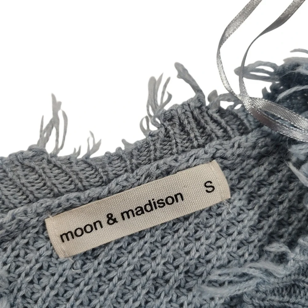 Moon & Madison Kids Small Blue Distressed Waffle Knit V-Neck Sweater SA611